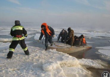 Рыбаков из Самарской области пришлось выручать спасателям