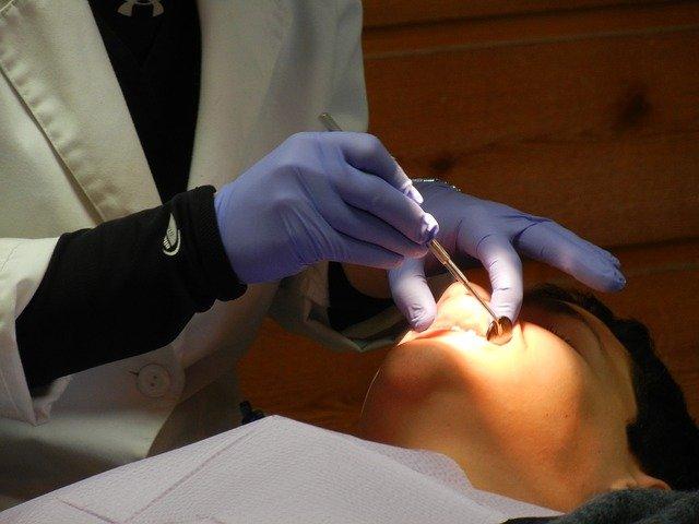 Стоматологи Петербурга повредили глаз маленькой пациентки