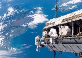 Космонавт проводит эксперимент с белком коронавируса