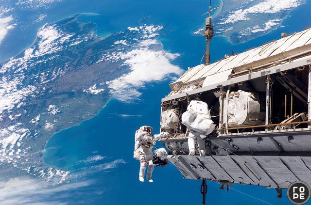 Космонавт проводит эксперимент с белком коронавируса