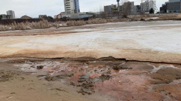 Экологи выясняют, откуда взялась красная пена на реке Казанке