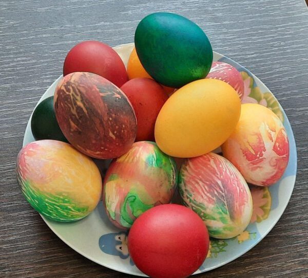 По-старинке: эксперт раскрыла самый безопасный способ окраски яиц