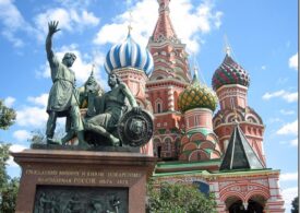 Реставраторы завершили восстановление барельефов памятника Минину и Пожарскому в Москве