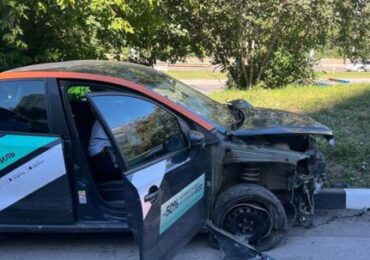 В Новосибирске водитель арендованного авто врезался в остановку