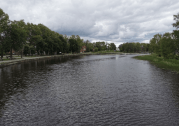 Гидроцикл врезался в баржу на Москве-реке