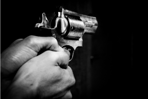 На Васильевском острове неизвестный стрелок из окна дома подстрелил мужчину