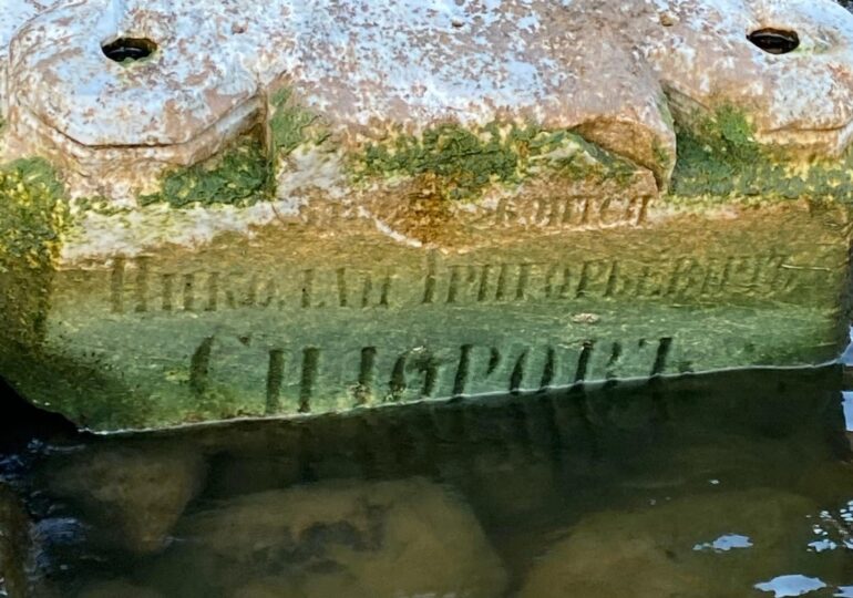 Мраморная надгробная плита обнаружена у основания гавани в Кронштадте