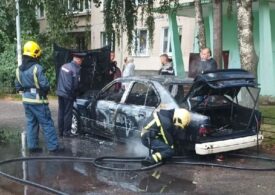Автомобиль BMW сгорел во дворе дома в Красносельском районе Петербурга