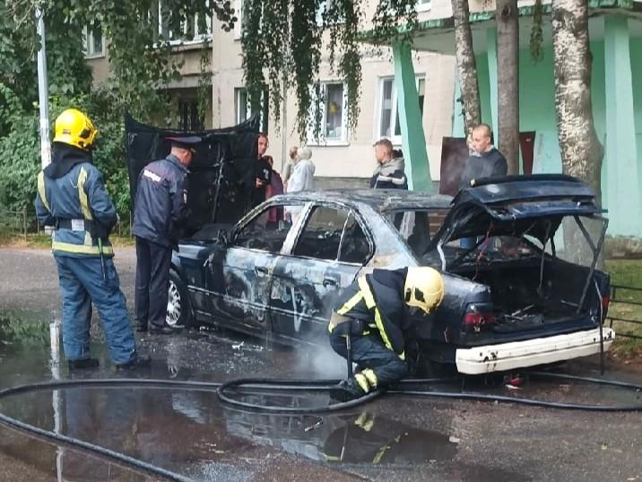 Автомобиль BMW сгорел во дворе дома в Красносельском районе Петербурга
