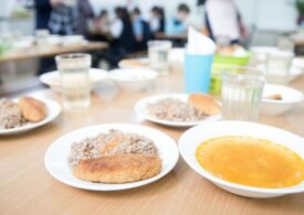 Школьники Фрунзенского района поделились фотографией червя в завтраке