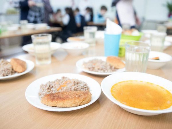 Школьники Фрунзенского района поделились фотографией червя в завтраке