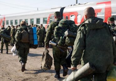Жителям Калининского района Петербурга «приказали» явиться в военкомат