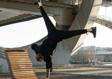Тренер йоги из Петербурга проводит благотворительные занятия для снижения тревожности из-за частичной мобилизации