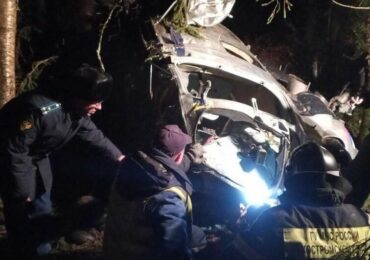 Спасатели работают на месте крушения МИ-2 в Костромской области