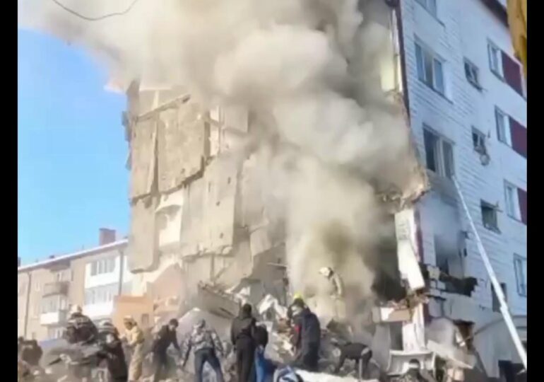 На Сахалине после взрыва сохраняется риск обрушения подъезда, соседнего с обвалившимся