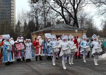 Шествие Дедов Морозов и Снегурочек прошло в детских петербургских больницах