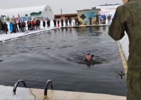 Тюменцы установили рекорд России по зимнему плаванию в бронежилетах