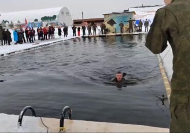 Тюменцы установили рекорд России по зимнему плаванию в бронежилетах