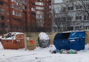 Мусор уже на дороге: петербуржцы жалуются на проблемы с вывозом ТКО перед новогодними праздниками