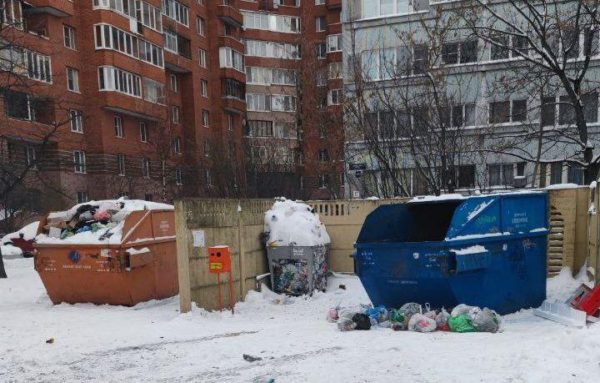 Мусор уже на дороге: петербуржцы жалуются на проблемы с вывозом ТКО перед новогодними праздниками