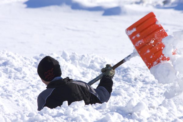 Смоляк понизил до «двойки» оценку качества уборки снега в Петербурге