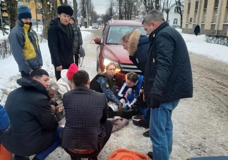 Зампрокурора Ленобласти, ставший очевидцем ДТП, спас подростка из-под автомобиля