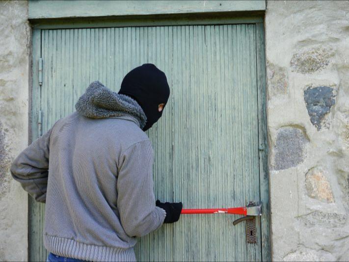 Грабители украли 27,5 млн из частного дома в Ленобласти