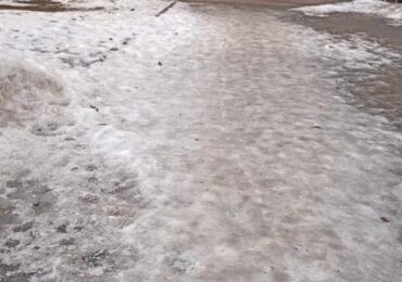 Руководство школы №14 в Выборге обработало скользкую дорогу вблизи учреждения после публикаций в СМИ