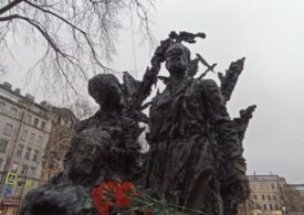Памятник медикам блокадного Ленинграда открыли в Санкт-Петербурге