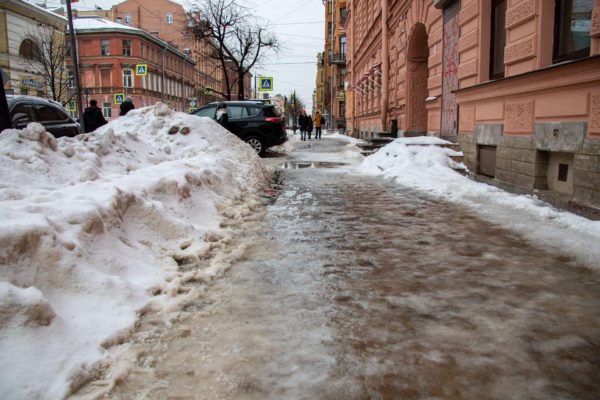 Страшно ходить - блокадница Родюшкина о ситуации с уборкой снега и наледи в Петербурге