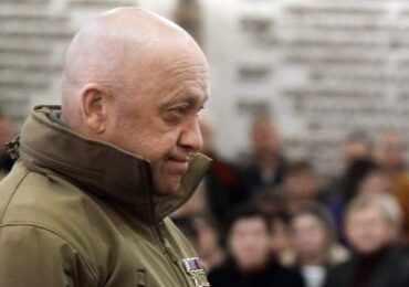 «Он не ушел из-под танковой карусели»: Пригожин рассказал о подвиге сотрудника ЧВК «Вагнер» во время посещения тяжелораненых бойцов