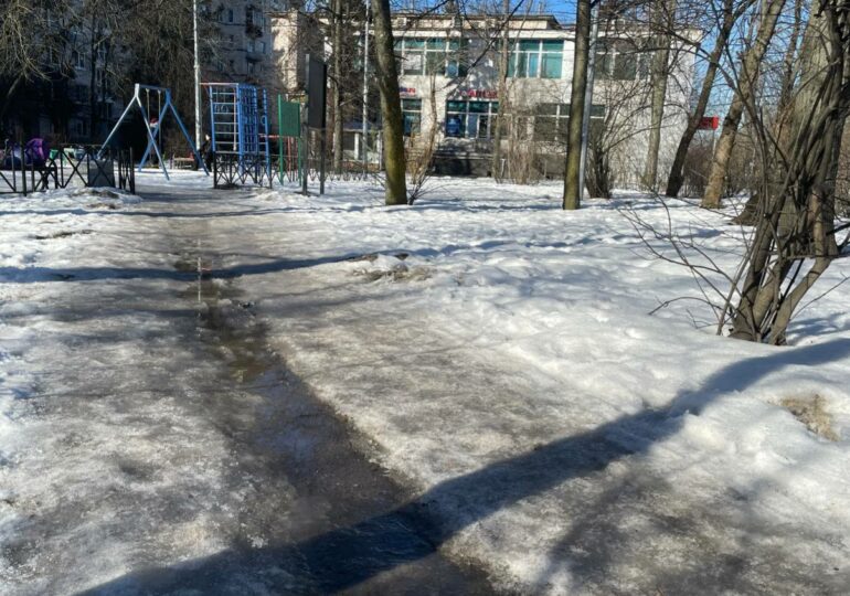 Жители Московского района Петербурга указывают на годами забитую ливнёвку вблизи детского сада №20