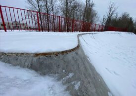 Спортсмены в Колпино пытаются решить проблему некачественного строительства нового скейт-парка