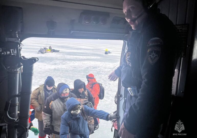 На Сахалине спасли 45 рыбаков с дрейфующей льдины