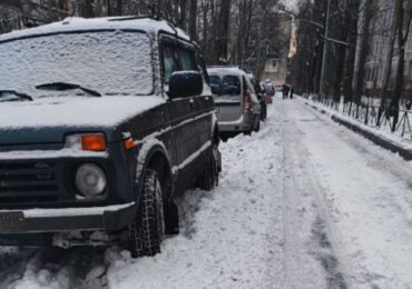 В Смольном объяснили заметенные снегом дороги и тротуары «аномальными» осадками