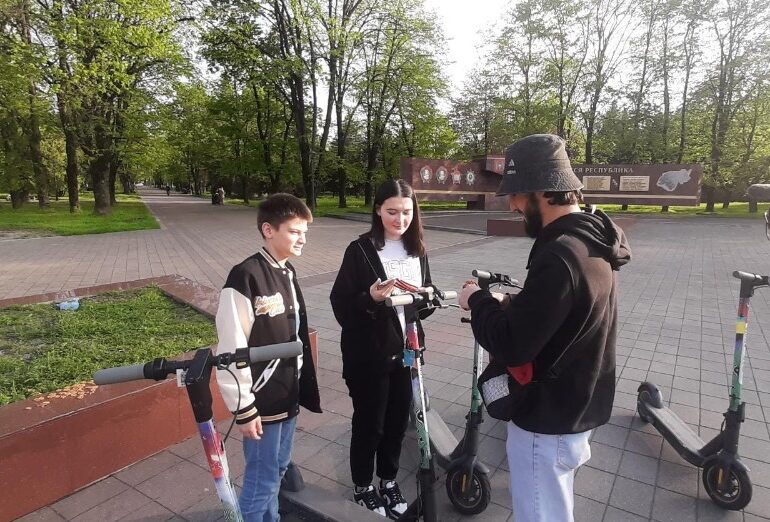 В центре Нальчика волонтёры раздают ко Дню Победы георгиевские ленты