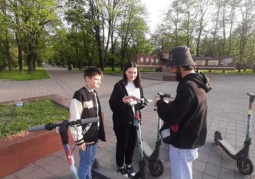 В центре Нальчика волонтёры раздают ко Дню Победы георгиевские ленты