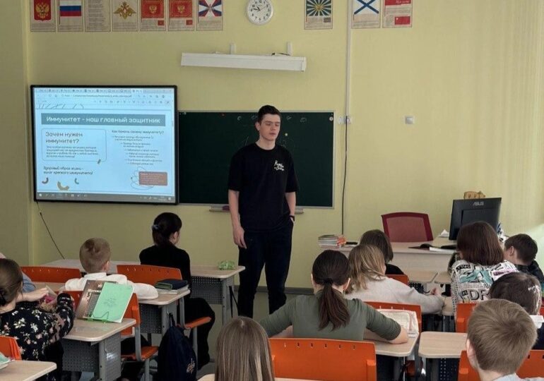 Волонтёры-медики в Петербурге провели лекцию школьникам о ЗОЖ