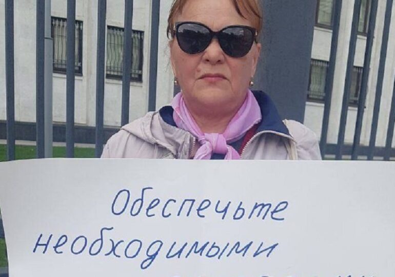 Россиянка вышла на одиночный пикет к зданию Минобороны в поддержку ЧВК «Вагнер»