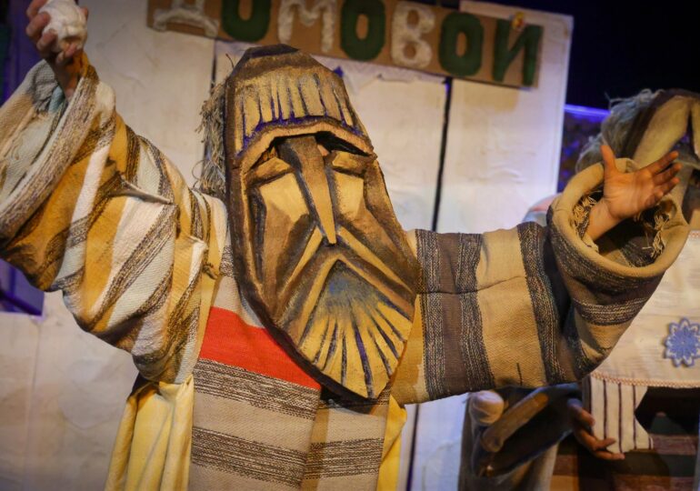 Уличный театр «Небесные бродяги» в Петербурге приглашает на показ спектакля «Домовёнок Кузя»