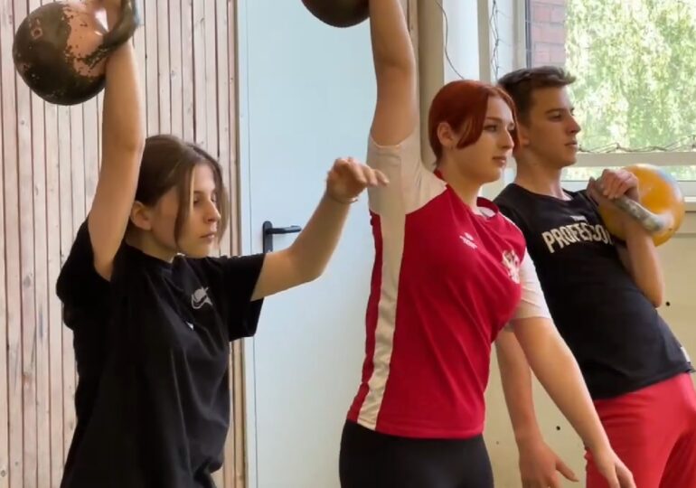 Молодогвардейцы Санкт-Петербурга организовали открытую тренировку по гиревому спорту