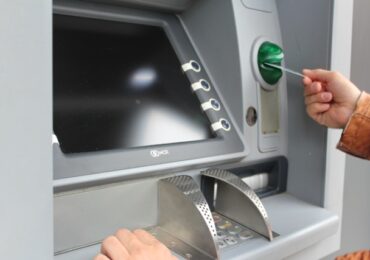 В Усть-Лабинске будут судить женщину, взявшую чужие деньги в банкомате