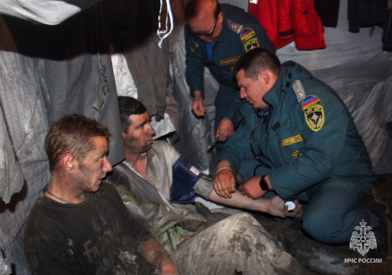 В Донбассе спасатели четыре дня вытаскивали застрявших под землёй шахтёров