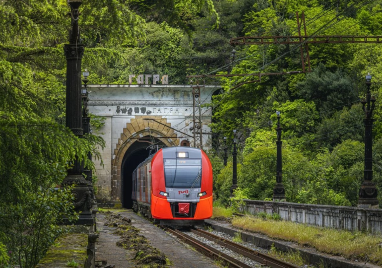 Поезда в Абхазию из Москвы и Петербурга будут курсировать на тепловой тяге во время восстановления контактной сети