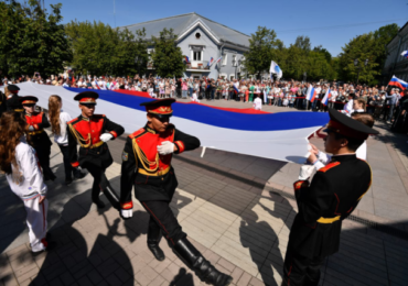 Губернатор Ленобласти поздравил жителей региона с Днём России