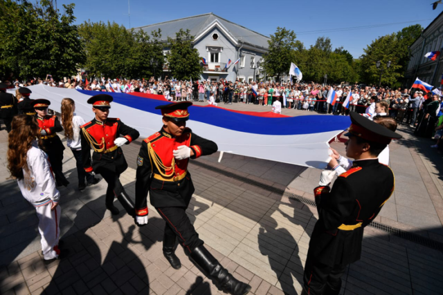 Губернатор Ленобласти поздравил жителей региона с Днём России