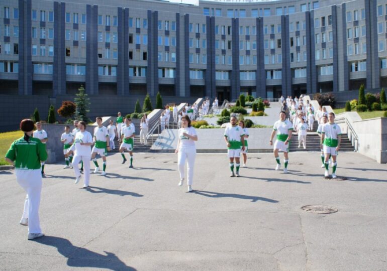 Медики больницы Святого Георгия в Петербурге провели спортивный флешмоб