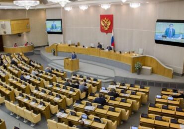Депутат Хамзаев предложил перевести чиновников на российскую канцелярию и мебель