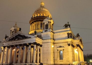Исаакиевский собор в Петербурге покрылся инеем из-за резкого перепада температур