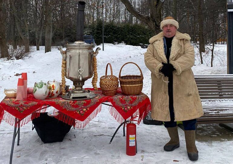В парках Москвы открыли пункты раздачи бесплатных горячих напитков